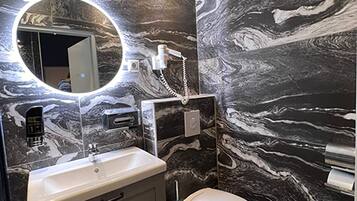 Dusche, Whirlpool, Haartrockner, Handtücher