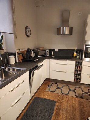 Jääkaappi, mikroaaltouuni, uuni, liesi