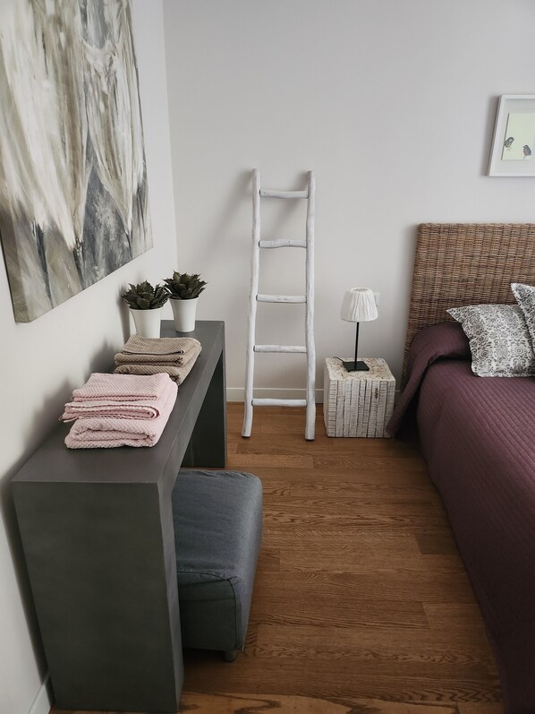 3 makuuhuonetta, työpöytä, silitysrauta/-lauta, vauvan matkasänky