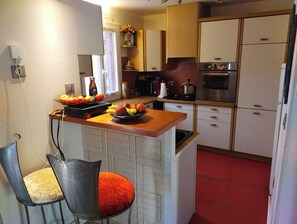 Kylskåp, mikrovågsugn, ugn och spishäll