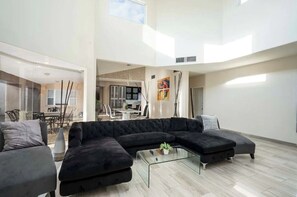 Smart-TV, Kamin, Stereoanlage, Computerbildschirme