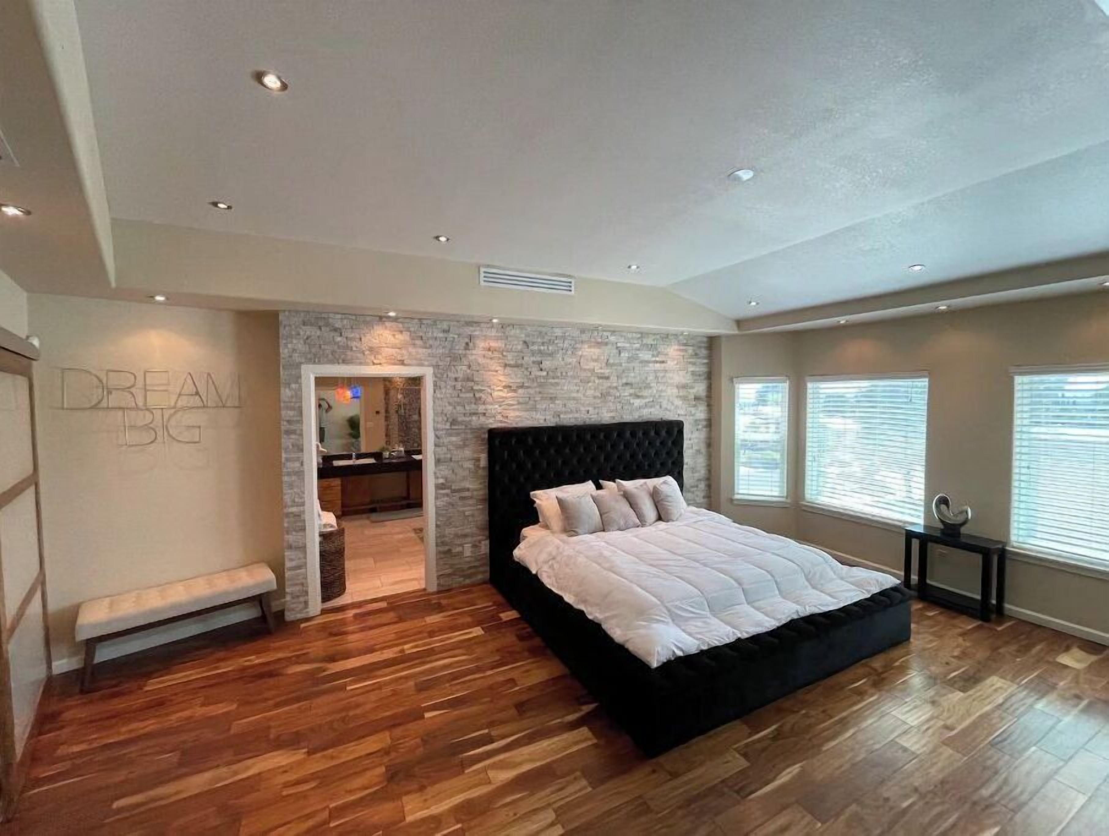 4 bedrooms, desk, iron/ironing board, free WiFi