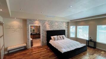 4 slaapkamers, een bureau, een strijkplank/strijkijzer, gratis wifi