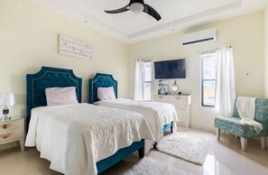 3 bedrooms, iron/ironing board, free WiFi, bed sheets - Breathtaking Ocean-view, hot-tub, pool, rooftop access & grill (Ocho Rios)