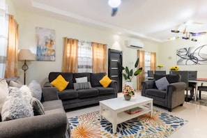 Smart TV - Breathtaking Ocean-view, hot-tub, pool, rooftop access & grill (Ocho Rios)