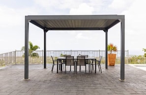 Outdoor dining - Breathtaking Ocean-view, hot-tub, pool, rooftop access & grill (Ocho Rios)