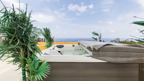 Outdoor spa tub