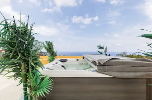 Breathtaking Ocean-view, hot-tub, pool, rooftop access & grill