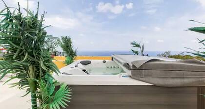 Breathtaking Ocean-view, hot-tub, pool, rooftop access & grill