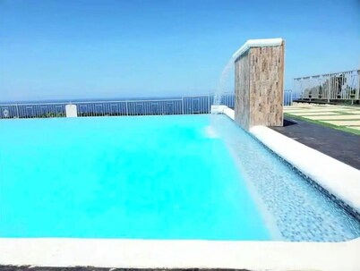 Breathtaking Ocean-view, hot-tub, pool, rooftop access & grill