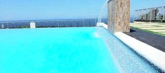 Breathtaking Ocean-view, hot-tub, pool, rooftop access & grill