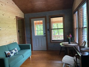 Smart TV, books - Creek Cottage, in the Ozarks! (Pettigrew)