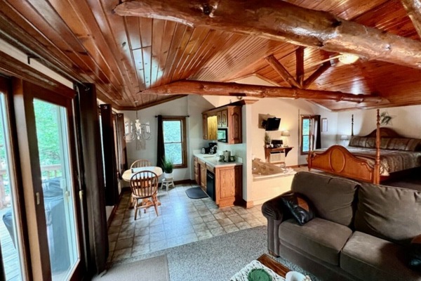 Smart-tv, een open haard, een dvd-speler en een filmbibliotheek