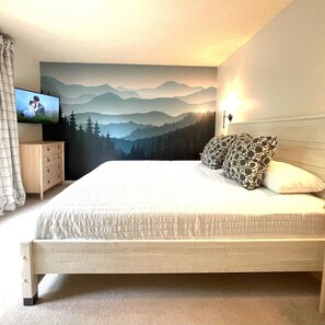 4 室のベッドルーム、デスク、アイロン / アイロン台、旅行用ベビーベッド