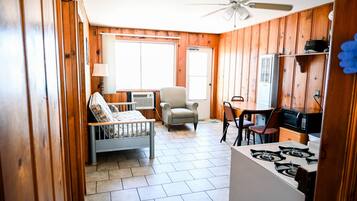 Cabin truyền thống | Khu phòng khách | Smart TV 42-inch có truyền hình vệ tinh, TV, Netflix