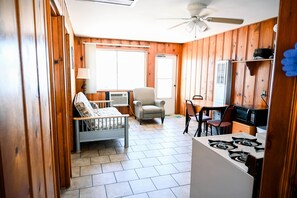 Traditional-Ferienhütte | Wohnbereich | 42-Zoll-Smart-TV mit Satellitenempfang, Fernseher, Netflix