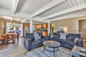 Televisión, chimenea, estéreo