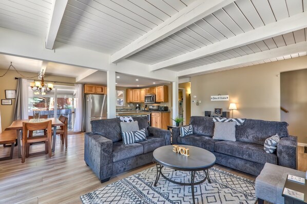 TV, fireplace, stereo - Apache 5BR, 2BA,Pool Table, Hot Tub (South Lake Tahoe)