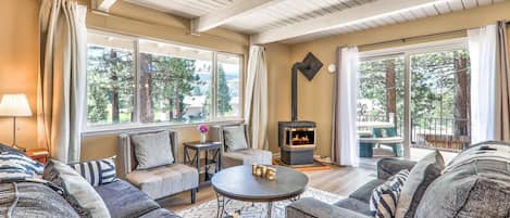 Televisión, chimenea, estéreo