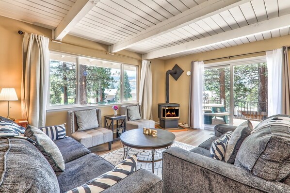 Televisión, chimenea, estéreo