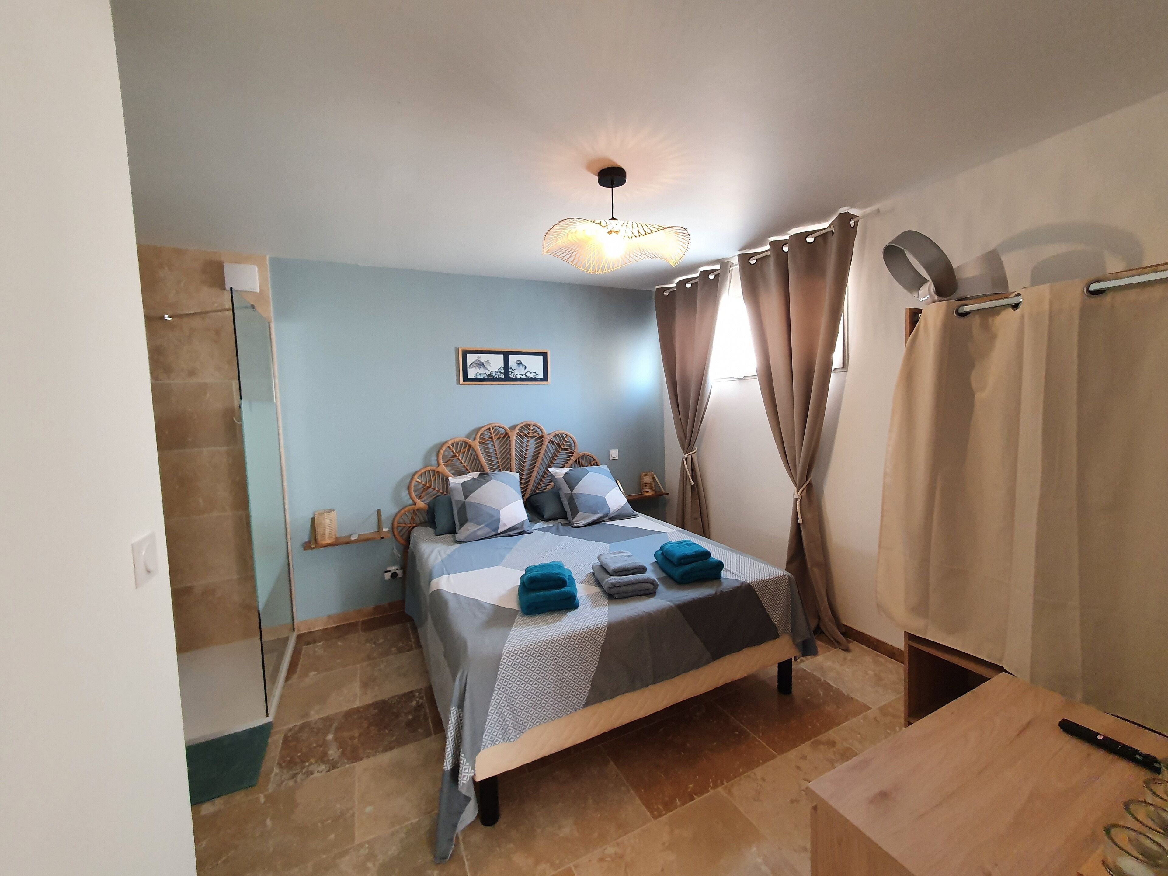 1 chambre, lit parapluie, Wi-Fi gratuit, draps fournis