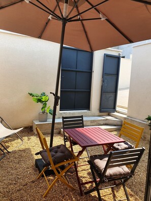 Outdoor dining - New gite with private spa (Jonquerettes)