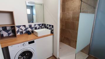 Douche, sèche-cheveux, serviettes fournies, papier toilette