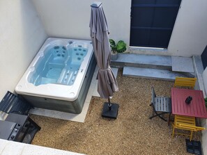 Outdoor spa tub - New gite with private spa (Jonquerettes)