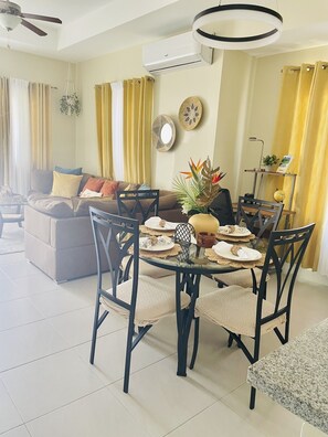 Smart-TV, Videospiele, Tischtennisplatte