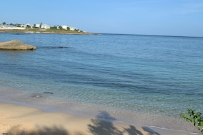 Nær stranden og strandhåndklær