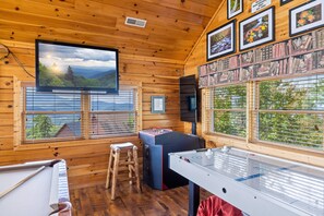 Game room - High Mountain Mist - A Beautiful 4 Bedroom Cabin in Starr Crest Resort w/ Hot Tub and Pool Table! (Sevierville)