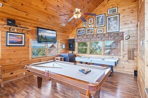 Game room - High Mountain Mist - A Beautiful 4 Bedroom Cabin in Starr Crest Resort w/ Hot Tub and Pool Table! (Sevierville)