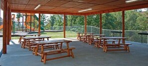 Outdoor dining - High Mountain Mist - A Beautiful 4 Bedroom Cabin in Starr Crest Resort w/ Hot Tub and Pool Table! (Sevierville)