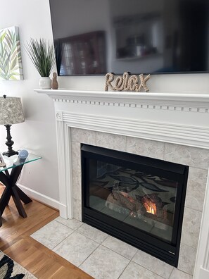 Interior - Saltwater Pool-Hottub-4 BR 3 BA-King beds-7 miles to the Beach! (Wilmington)