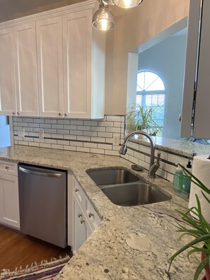 Fridge, microwave, oven, stovetop - Saltwater Pool-Hottub-4 BR 3 BA-King beds-7 miles to the Beach! (Wilmington)