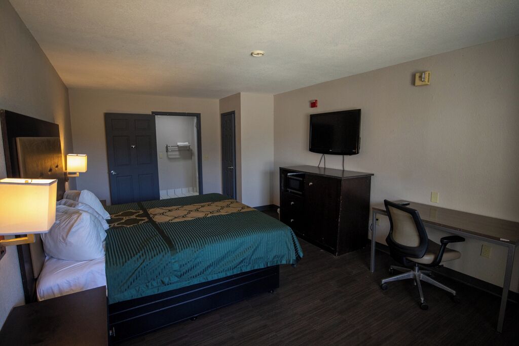 Single Room | Desk, iron/ironing board, bed sheets