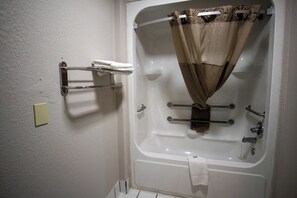 Single Room | Bathroom - Deluxe Inn & Suites Morgan City (Morgan City)