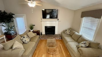 TV connectée, cheminée, jeux vidéo, baby-foot