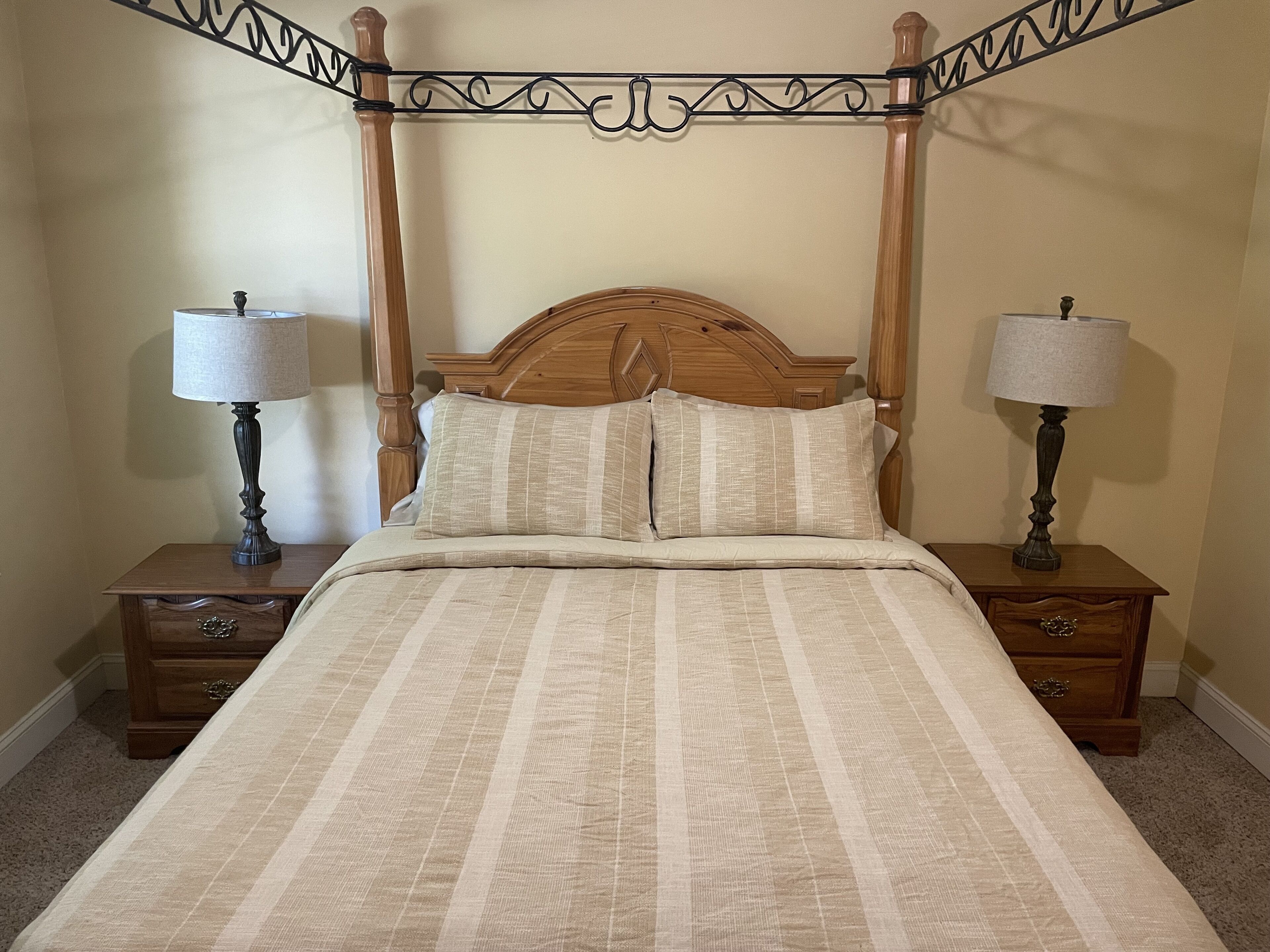 3 chambres, bureau, fer et planche à repasser, lit parapluie