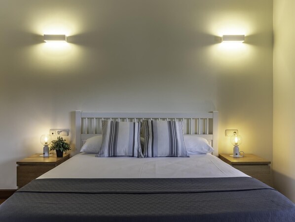 4 bedrooms, desk, iron/ironing board, travel cot