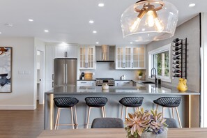 Réfrigérateur, four à micro-ondes, un four, surface de cuisson