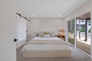 4 bedrooms, desk, free WiFi, bed sheets