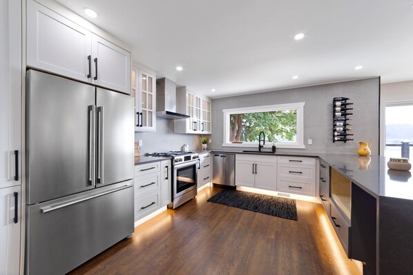 Refrigerador, microondas, horno y parrilla de estufa 
