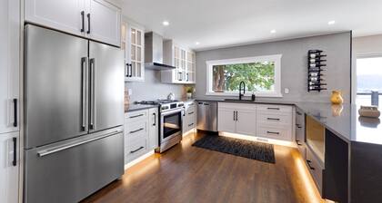 *Luxury Waterfront* beautiful and peaceful retreat