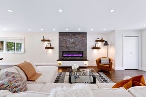 Smart TV, chimenea, libros y biblioteca musical 