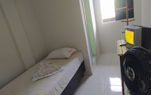 Suite urbana, 1 cama individual | Espacio para trabajar con laptop y tabla de planchar con plancha