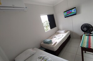 Suite Confort | Espacio para trabajar con laptop y tabla de planchar con plancha