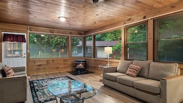 Smart TV, chimenea, reproductor de DVD y futbolito