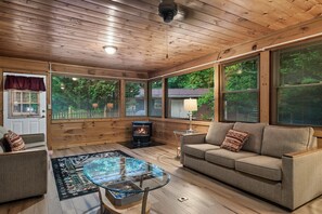 Smart-TV, peis, DVD-spiller og fotballspill