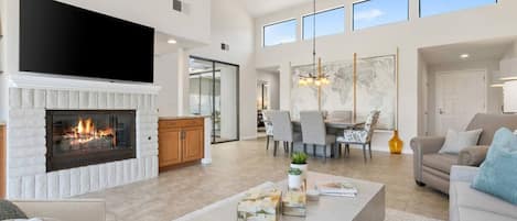 Télévision, cheminée